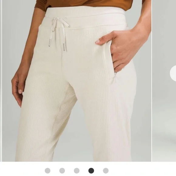 Lululemon Engineered Warmth Jogger. Size: 8 - Picture 5 of 17